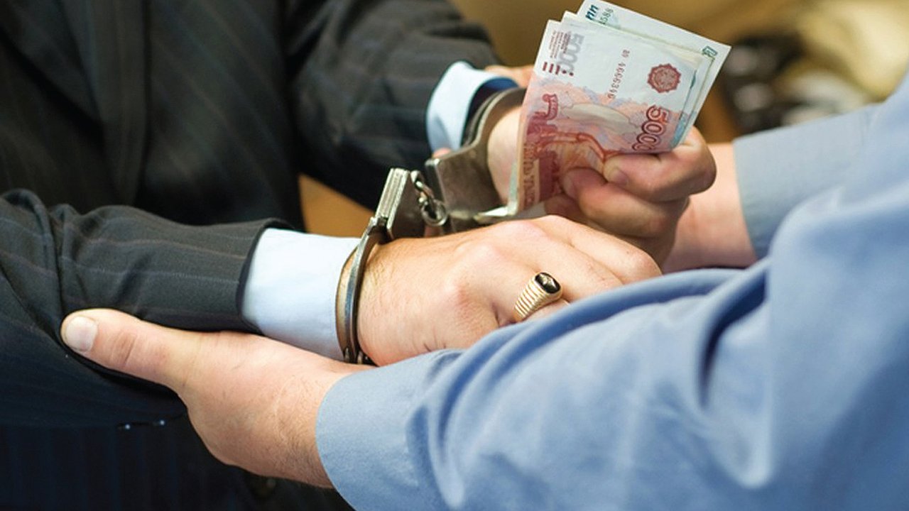 Главная картинка новости: За взятку на таможне Новороссийска двум юрлицам назначили миллионные штрафы