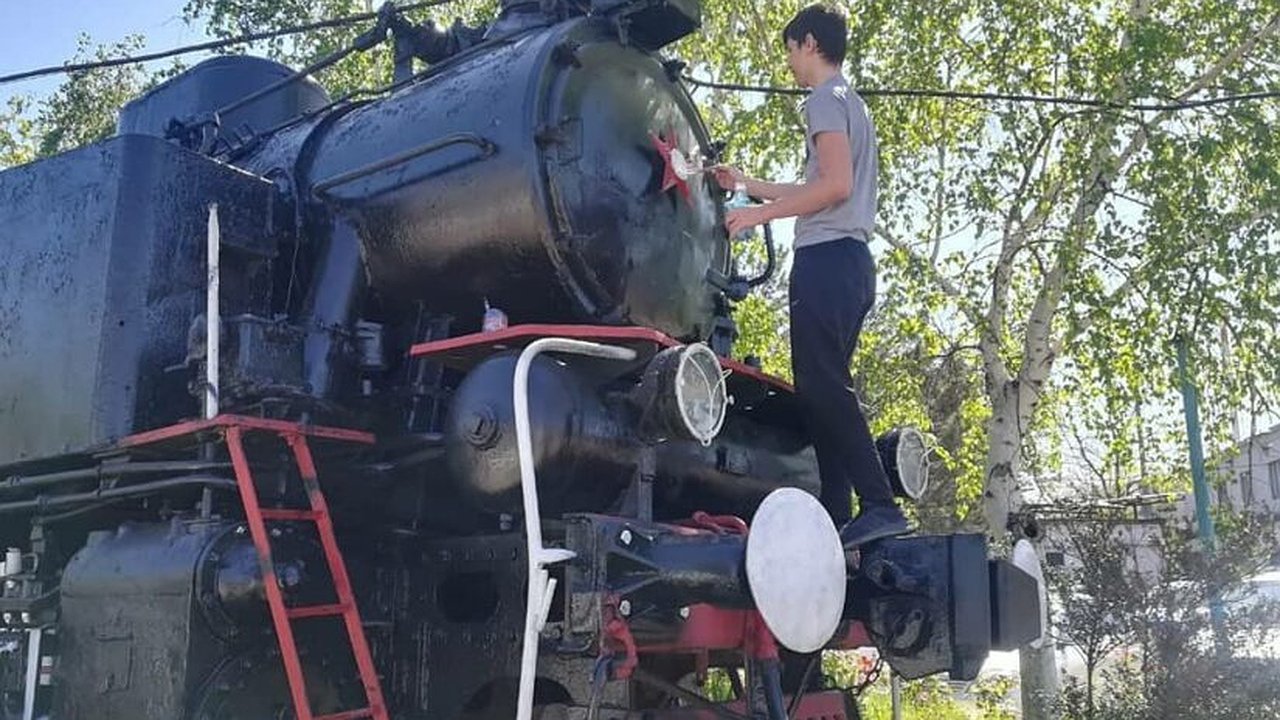 Главная картинка новости: В Новороссийске почистили 160-летний вагон в музее-паровозе