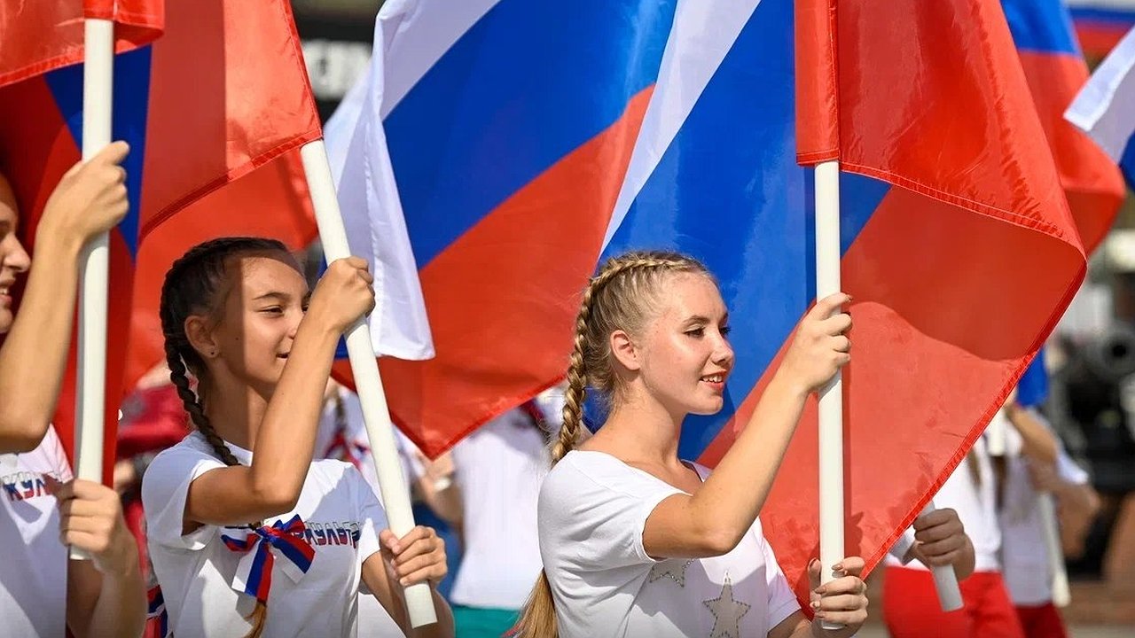 Главная картинка новости: Новороссийск отметит День Государственного флага России
