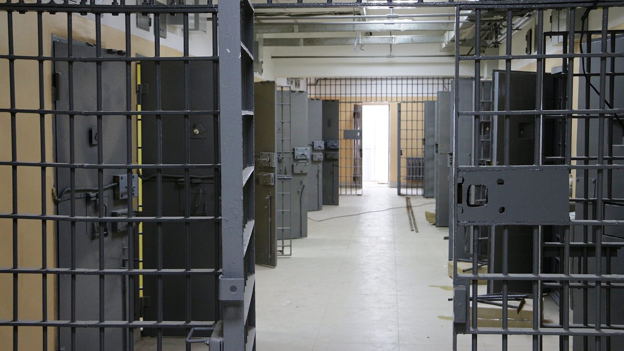 Главная картинка новости: Старшего дознавателя транспортной полиции Новороссийска заключили под стражу до октября