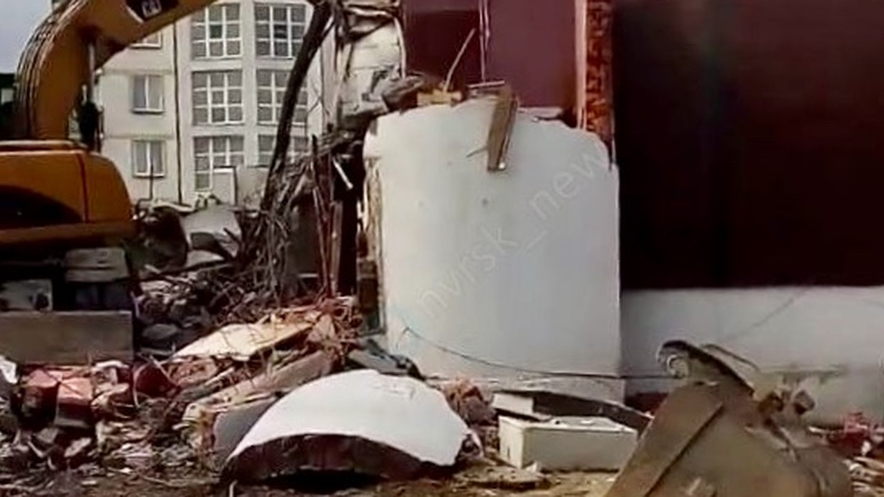 Главная картинка новости: Работы по сносу «Бочки» в Новороссийске идут полным ходом