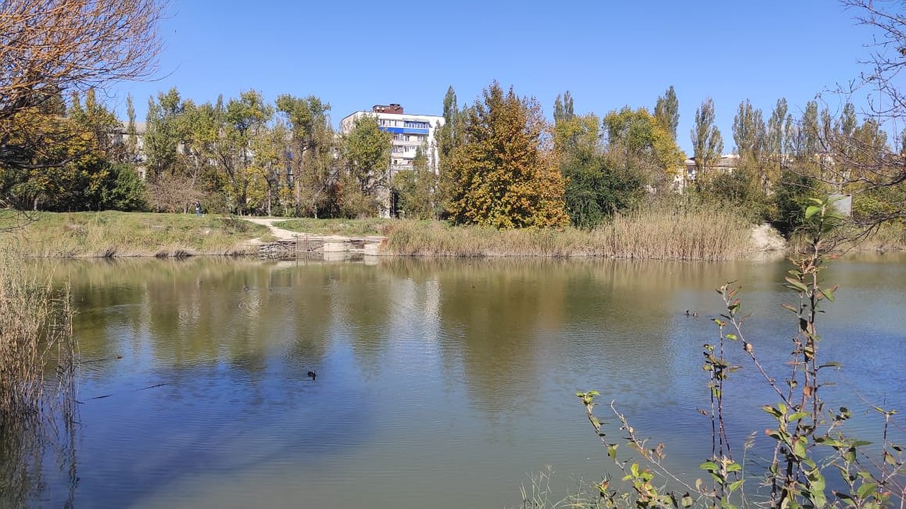 Главная картинка новости: «Конечная» бронепоезда и утраченный парк. Как в Новороссийске появились «Южные пруды»