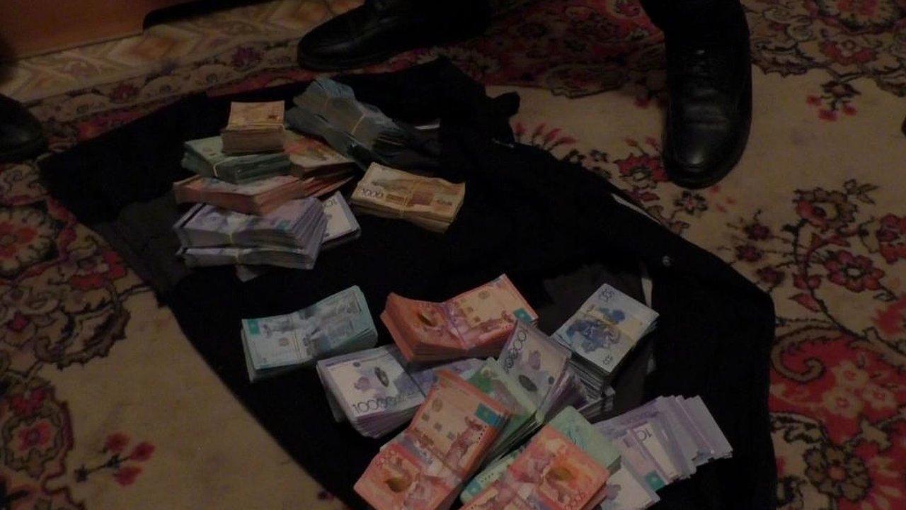 Главная картинка новости: На шесть лет может угодить за решетку новороссийский инкассатор