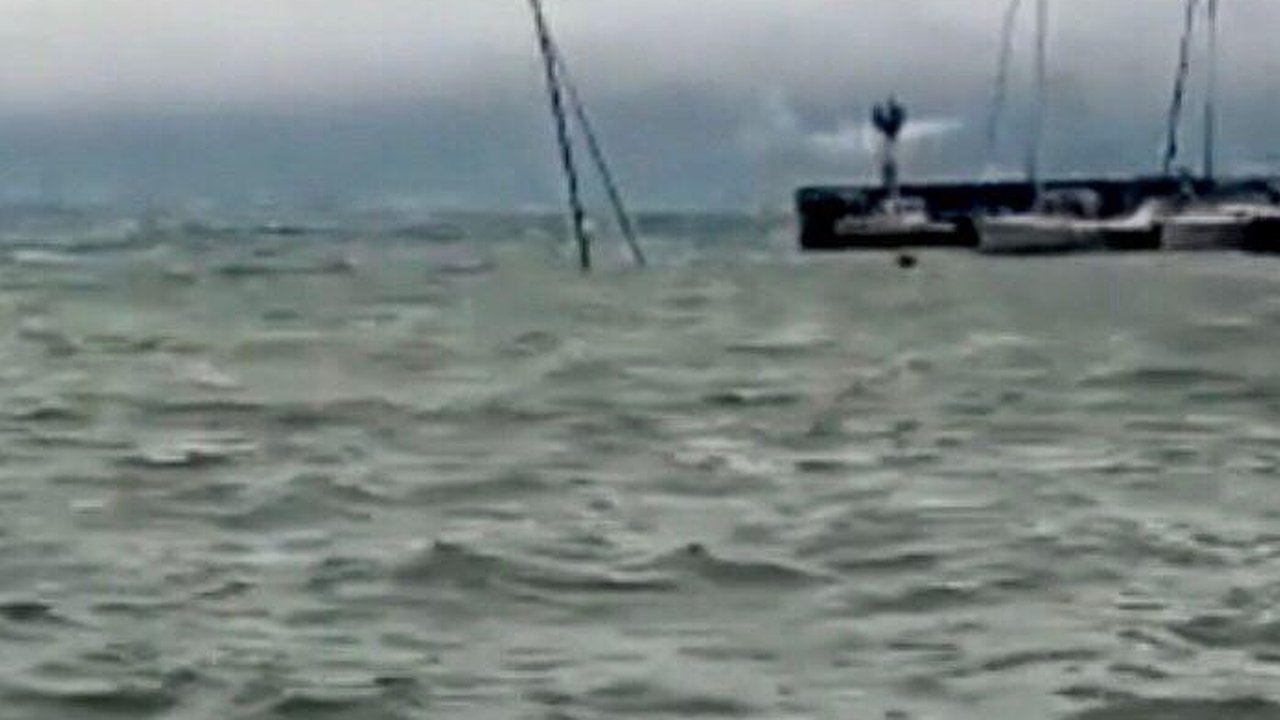 Главная картинка новости: В Новороссийске затонула яхта. На борту было 4 человека