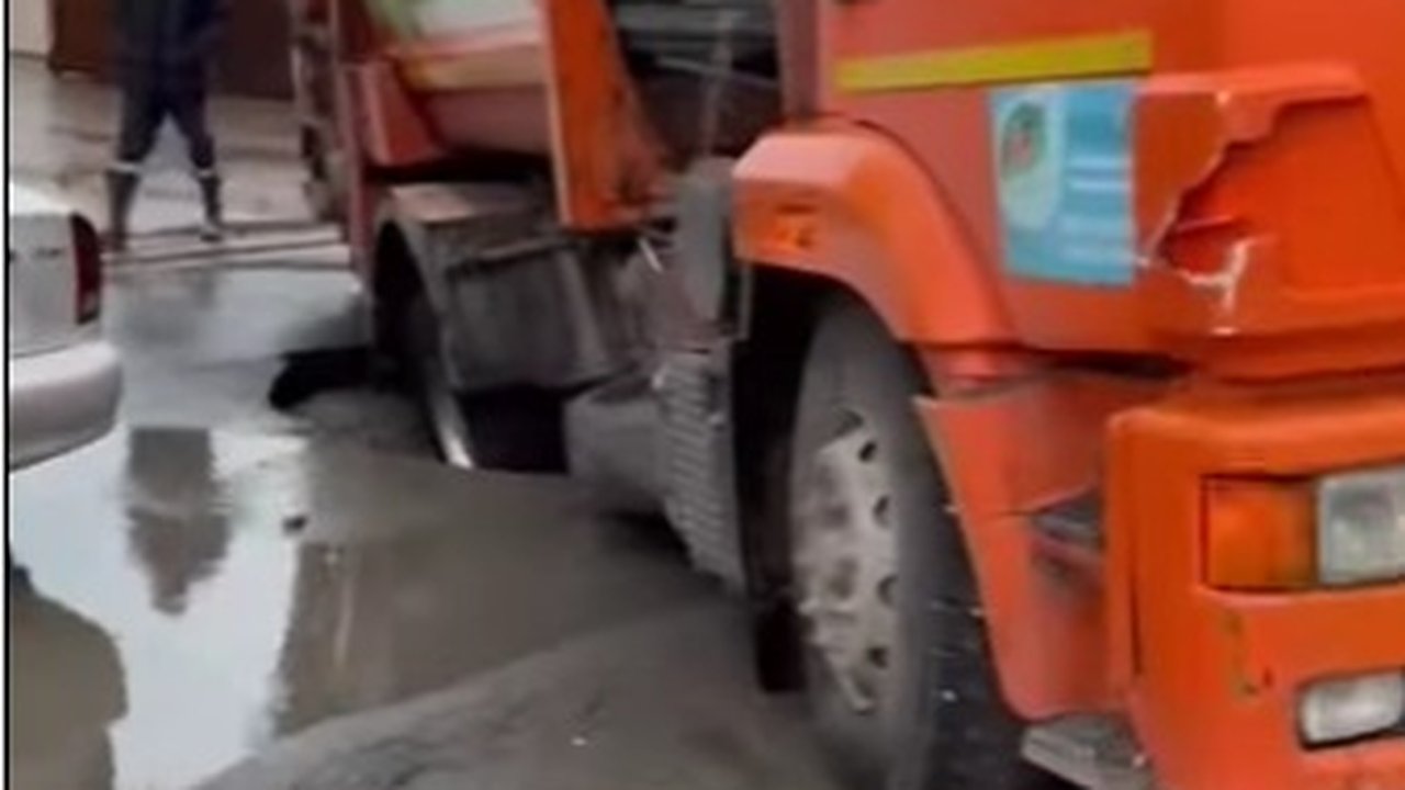 Главная картинка новости: В Новороссийске мусоровоз провалился под асфальт