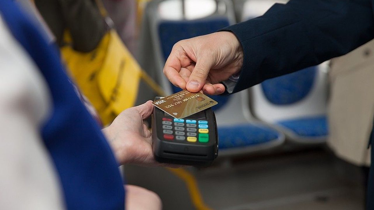 Главная картинка новости: Новороссийцы не могут оплатить проезд в общественном транспорте телефоном