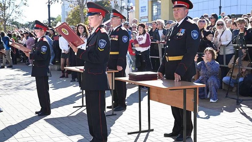 Главная картинка новости: В Новороссийске прошло посвящение школьников в казачата
