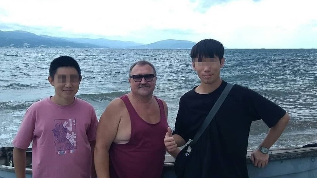 Главная картинка новости: Очевидцы: туристы из Китая помогли новороссийским подросткам, которых уносило в море