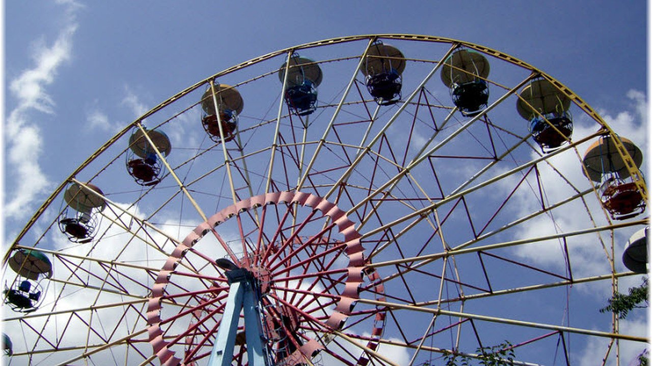 Главная картинка новости: В парках Новороссийска аттракционы и киоски будут работать до 1 декабря