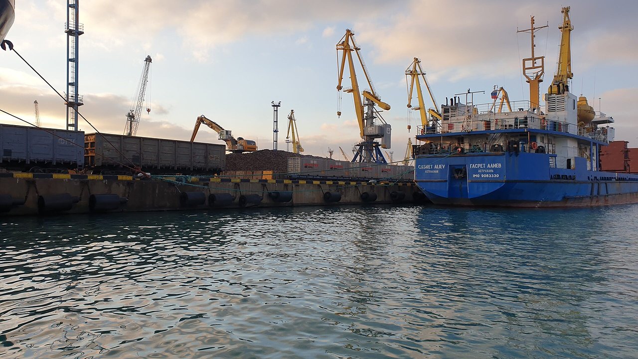 Главная картинка новости: Новороссийский порт скрыл разлив нефтепродуктов от Росприроднадзора