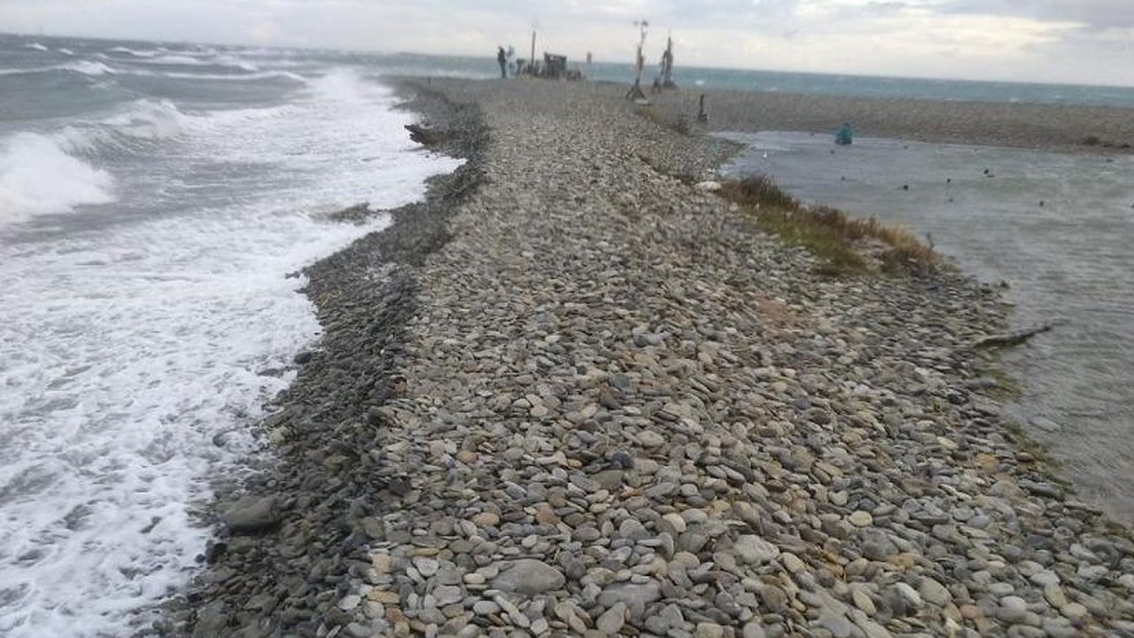 Главная картинка новости: После шторма Суджукская коса в Новороссийске «похудела»