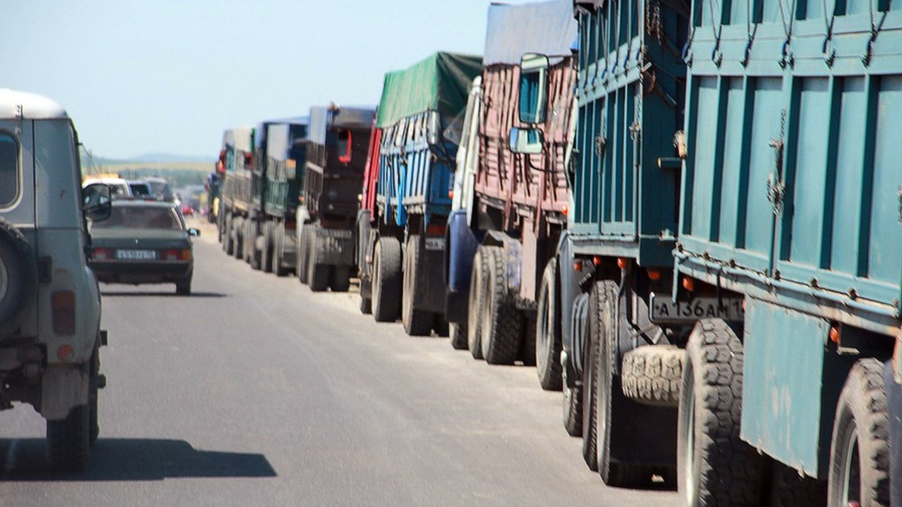 Главная картинка новости: В Новороссийске на водителей большегрузов составили 1360 протоколов