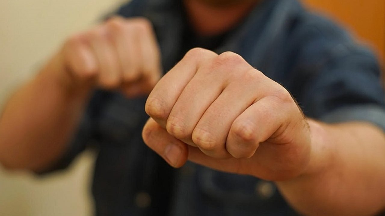 Главная картинка новости: Разговор между новороссийцами закончился 10 ударами по лицу, переломом носа и ребра