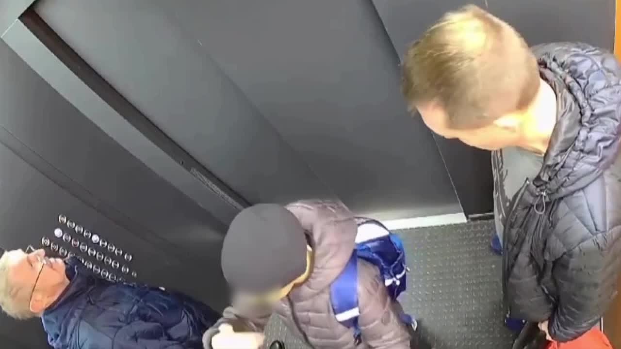 Главная картинка новости: Грубо обошелся с особенным ребенком, но извинился: история из лифта