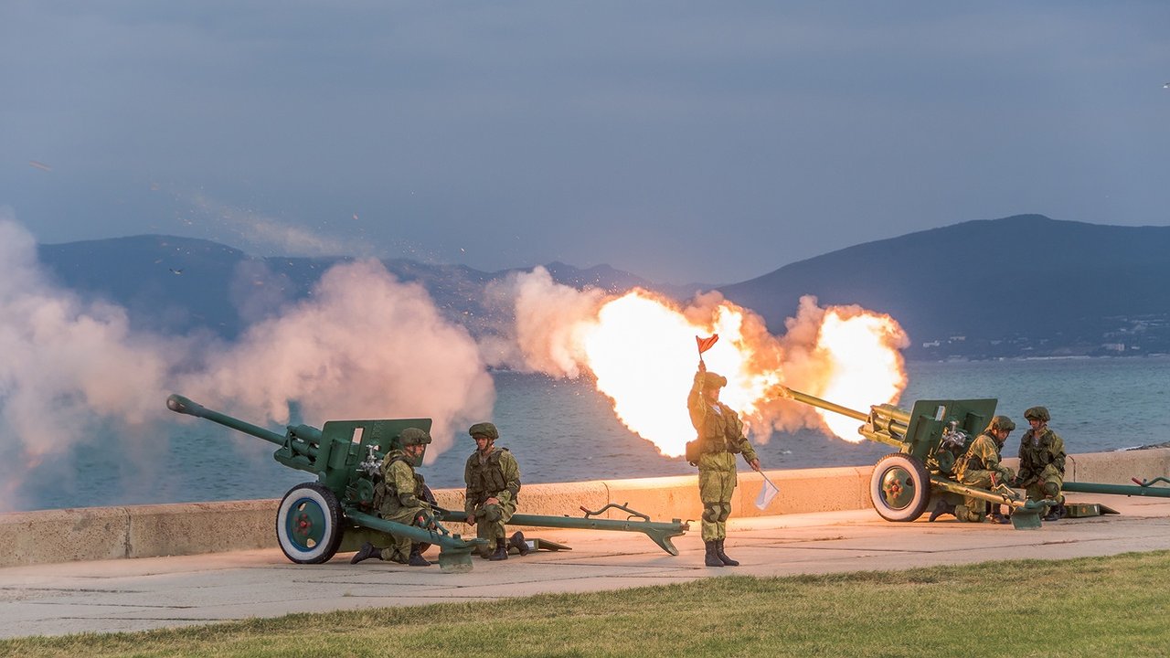 Главная картинка новости: Сегодня в Новороссийске прогремит артиллерийский салют