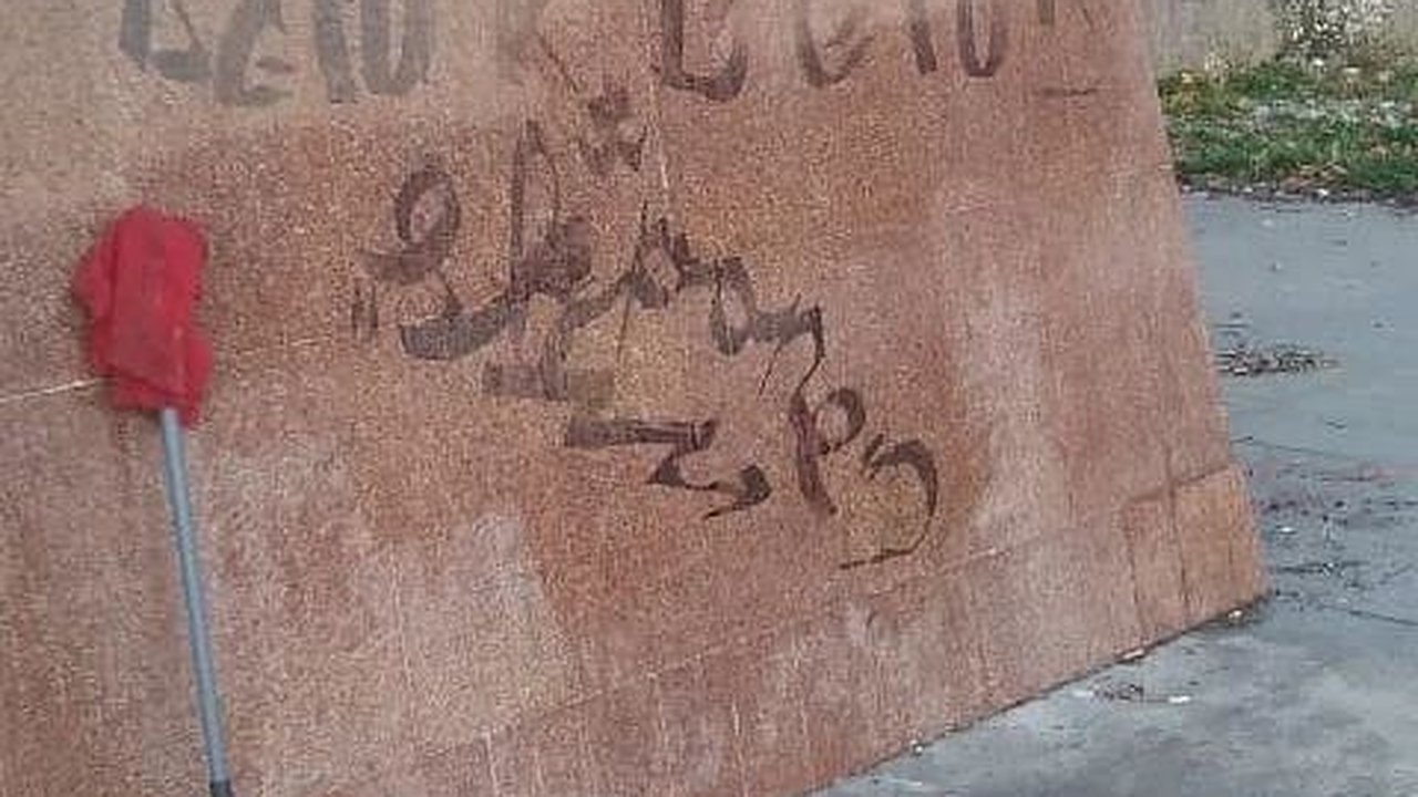 Главная картинка новости: В Новороссийске вандалы изрисовали граффити памятник и заборы