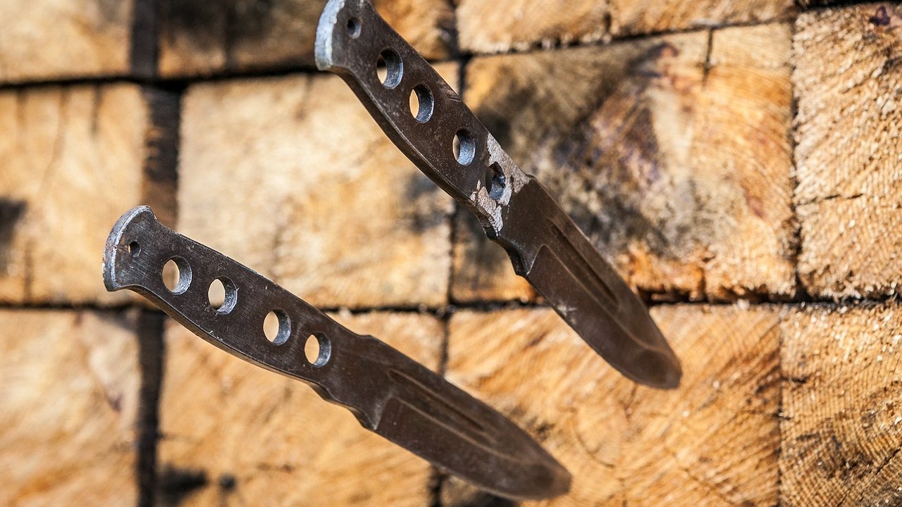 Главная картинка новости: В Новороссийске спортсменка побила мировой рекорд по метанию ножей