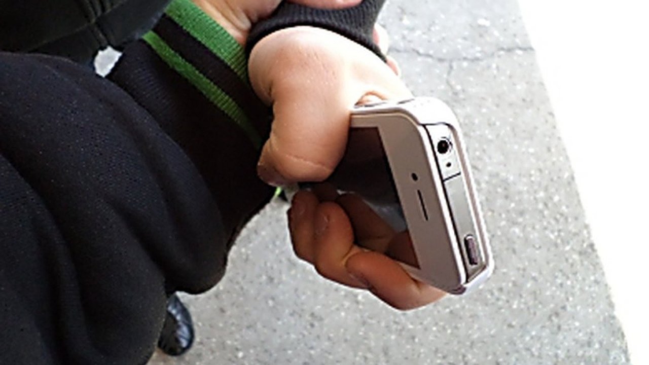 Главная картинка новости: В Новороссийске грабители силой отобрали телефон у прохожего