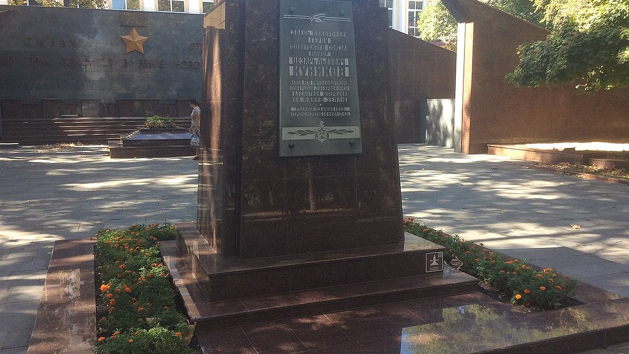 Главная картинка новости: В Новороссийске реконструируют 3 воинских захоронения