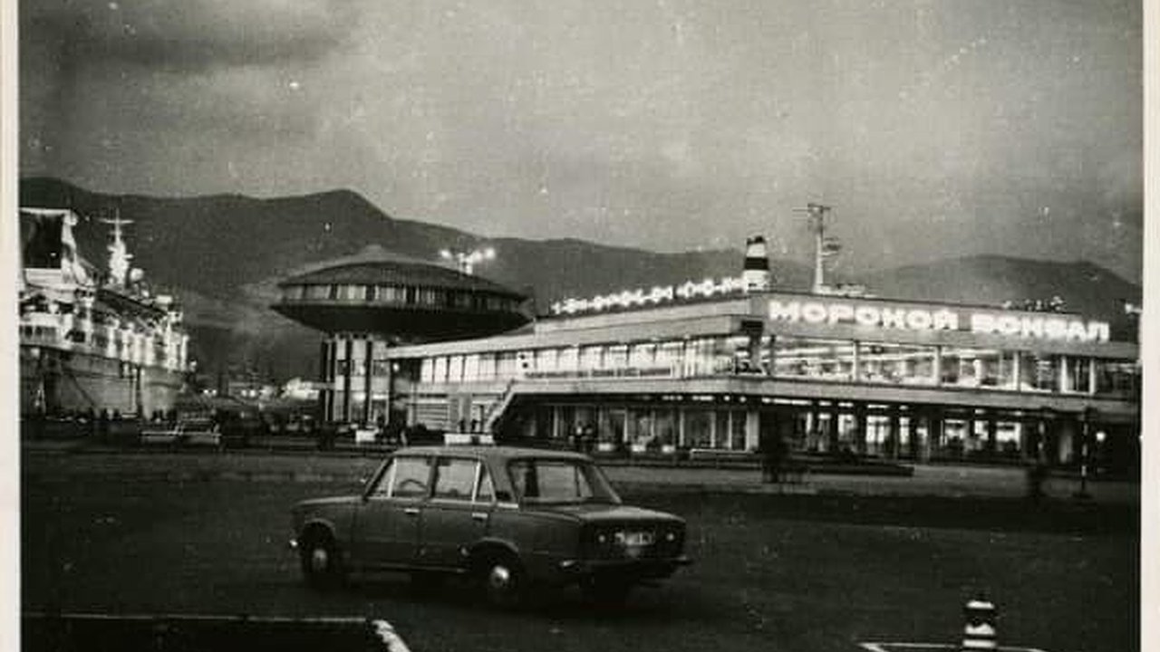Главная картинка новости: Как выглядел морской вокзал Новороссийска в 70-х и 80-х годах