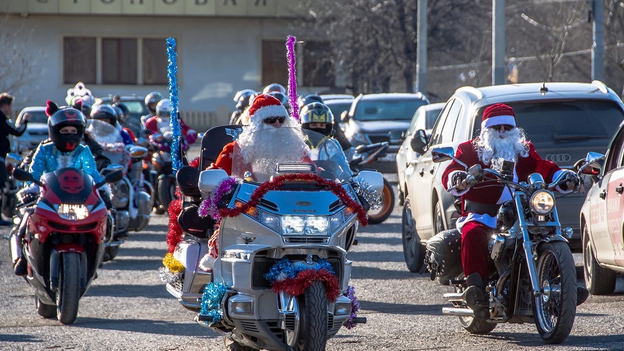 Главная картинка новости: Деды Морозы и Снегурочки на «байках» пронеслись по улицам Новороссийска