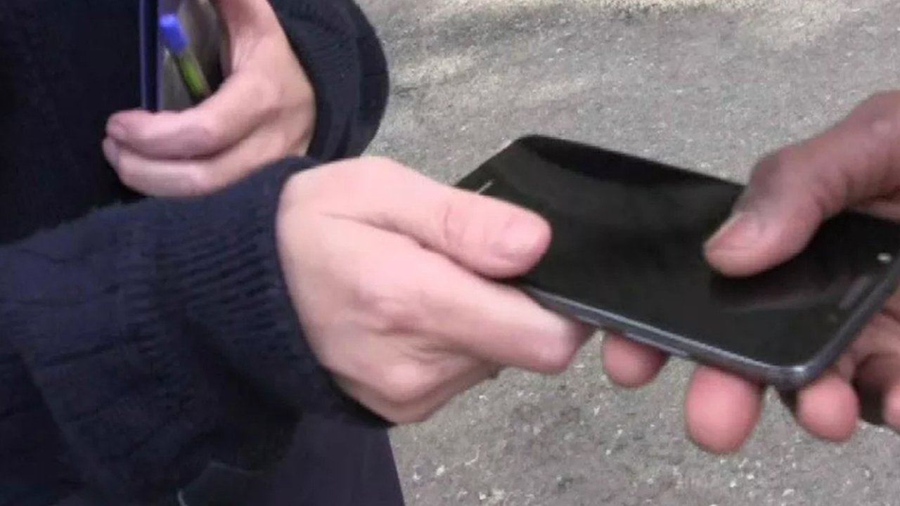 Главная картинка новости: Прохожий просил телефоны у новороссийцев и тайком переводил себе деньги