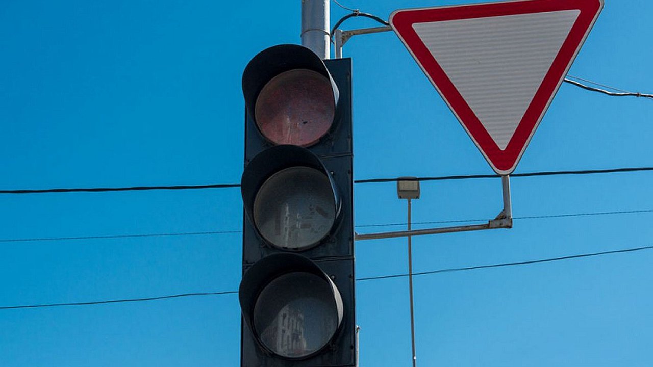 Главная картинка новости: 15 новых светофоров и «лежаков» появятся на дорогах Новороссийска