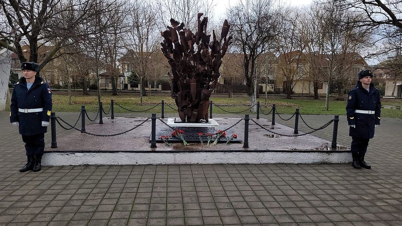 Главная картинка новости: Новороссийцы восстановили табличку у памятника «Взрыв»