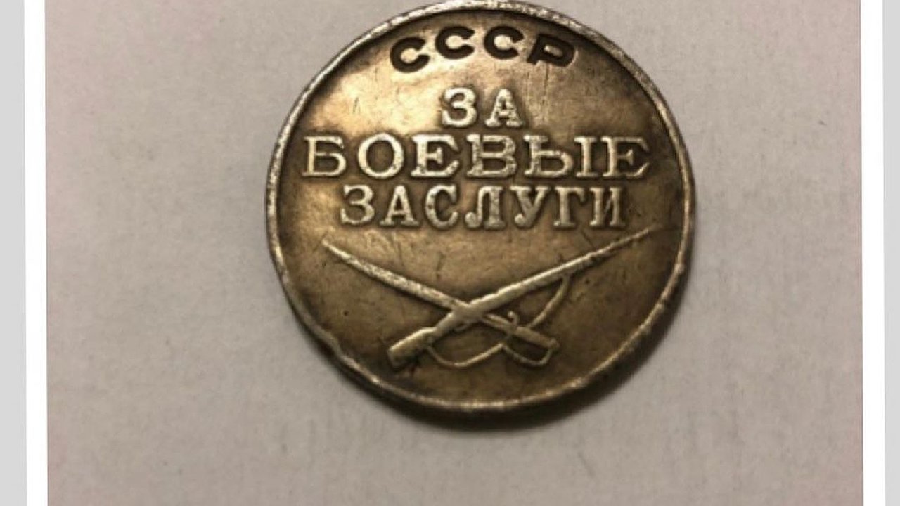 Главная картинка новости: Новороссийские поисковики нашли медаль «За боевые заслуги» — ее хотят вернуть в семью ветерана
