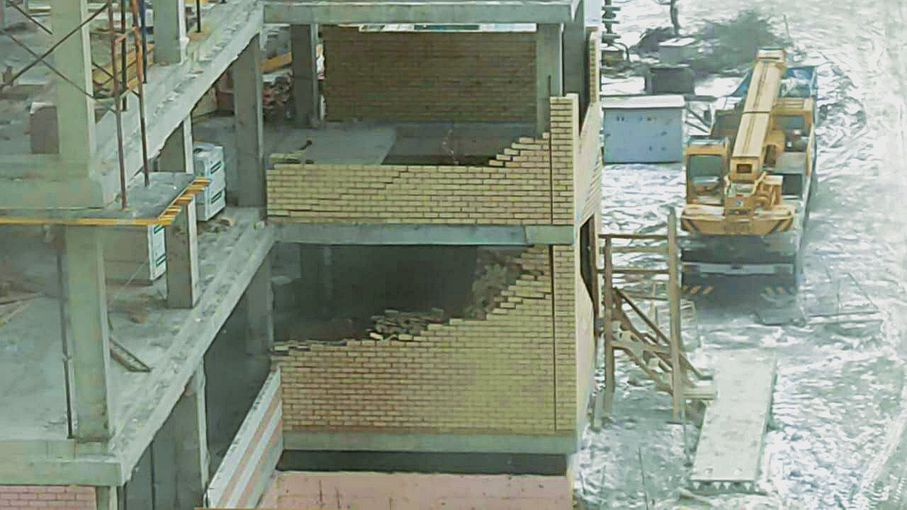 Главная картинка новости: «Не успели построить, а уже стены рушатся!» Школа, которую возводят в Южном районе, стала жертвой урагана