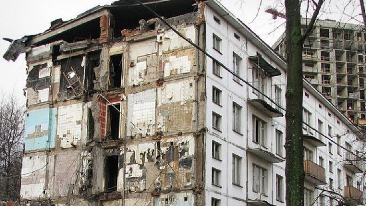 Главная картинка новости: На месте аварийных домов Новороссийска обустроят парковки, скверы и детские площадки