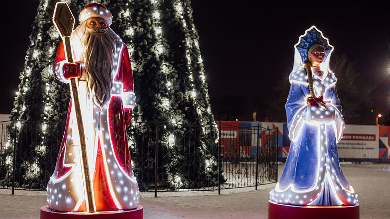Главная картинка новости: Власти Новороссийска покупают фигуры Деда Мороза и Снегурочки на следующий Новый год