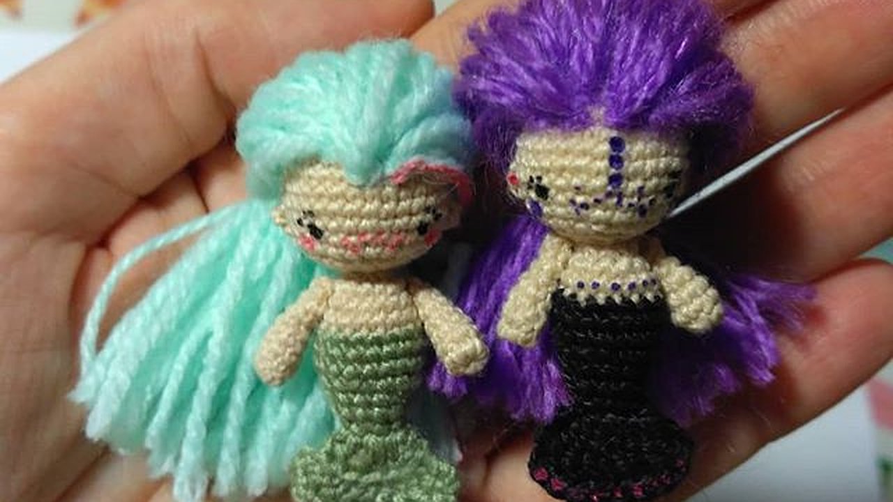 Главная картинка новости: Семейство тряпичных миниатюр. Жительница Новороссийска превратила технику амигуруми в арт-терапию