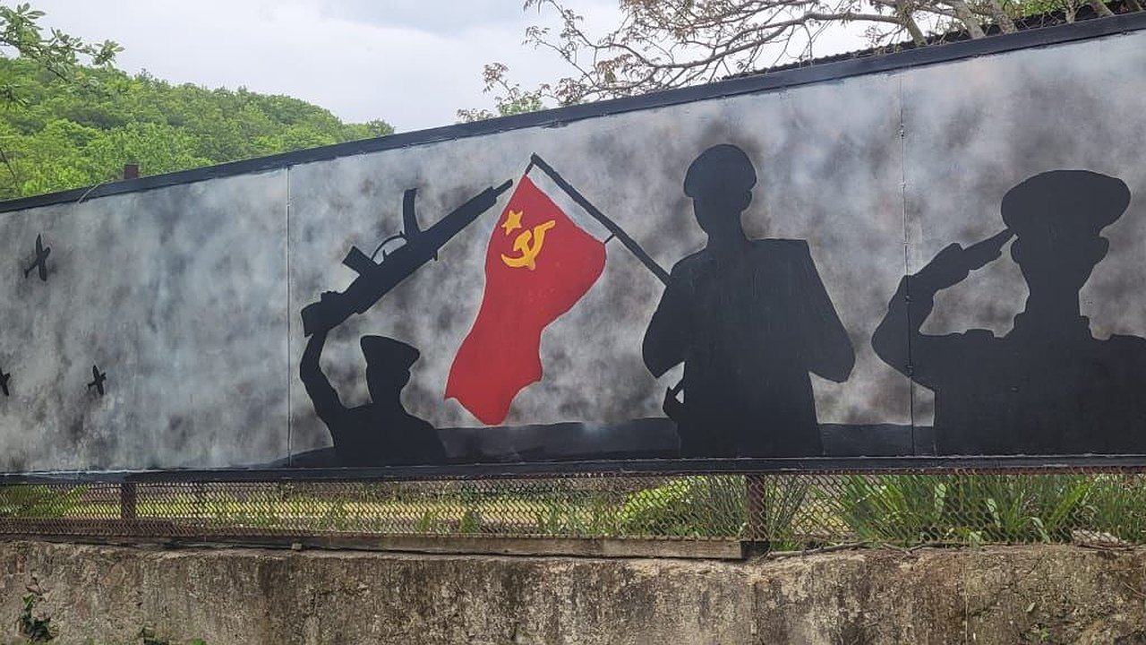 Главная картинка новости: Граффити украсило стены у военного кладбища в Новороссийске