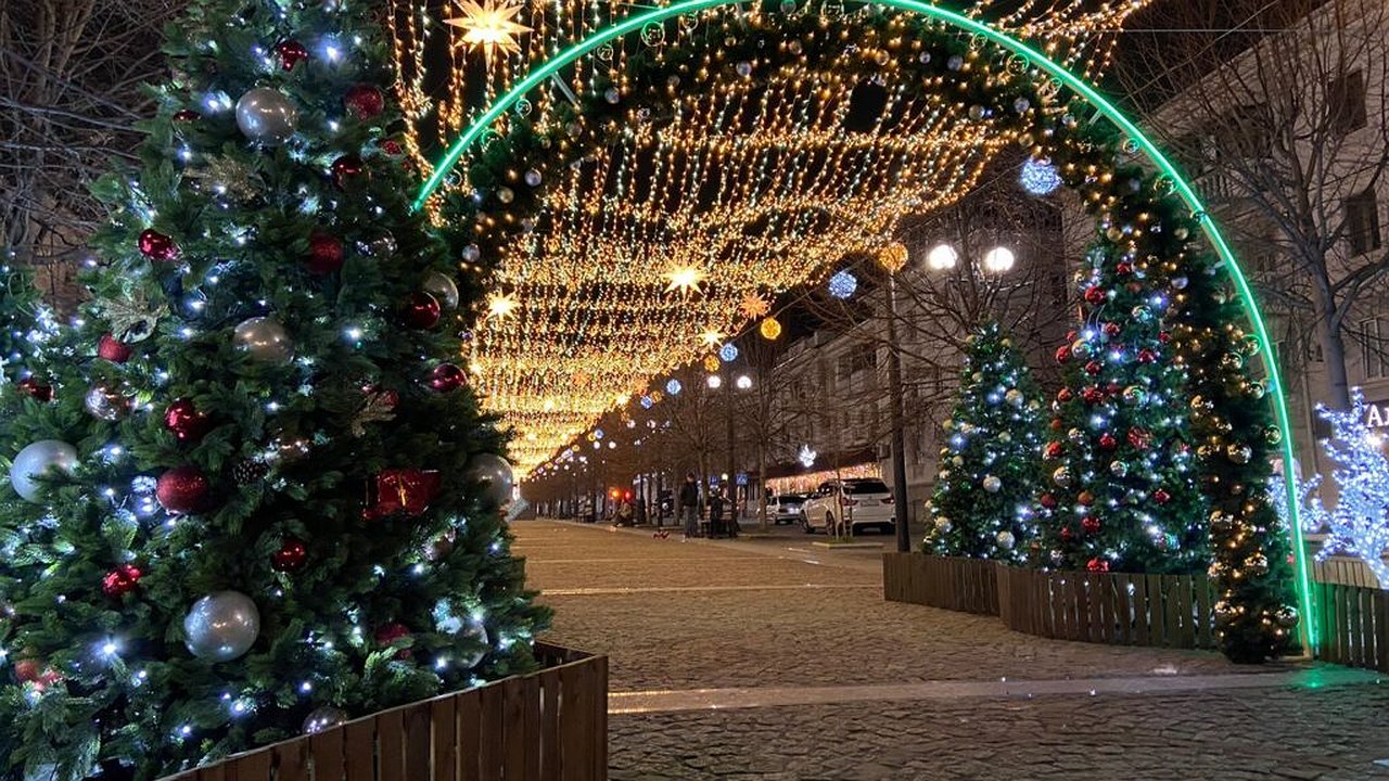 Главная картинка новости: Стартовал конкурс на лучшее новогоднее украшение дворов и предприятий Новороссийска