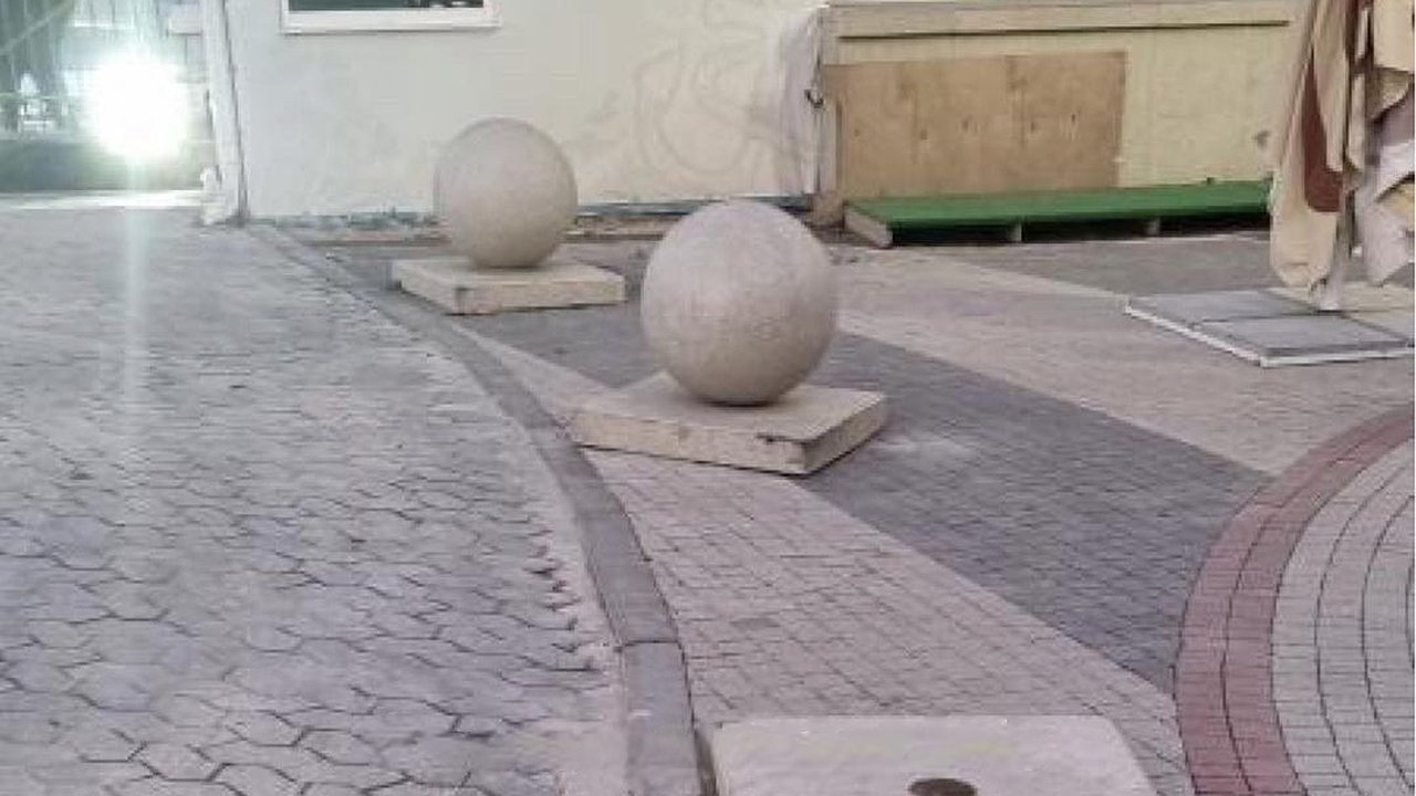 Главная картинка новости: По набережной Новороссийска уже неделю катается бетонный шар. Видео