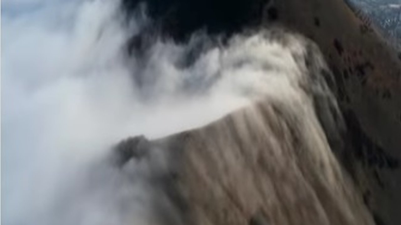 Главная картинка новости: Через горы в Новороссийск водопадом стекает «борода». Видео