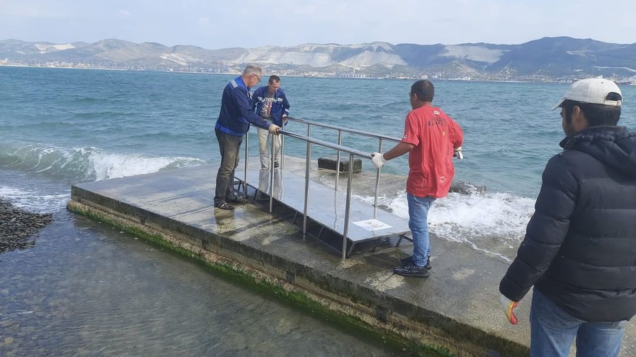 Главная картинка новости: На пляже Новороссийска завершилось благоустройство зоны для инвалидов