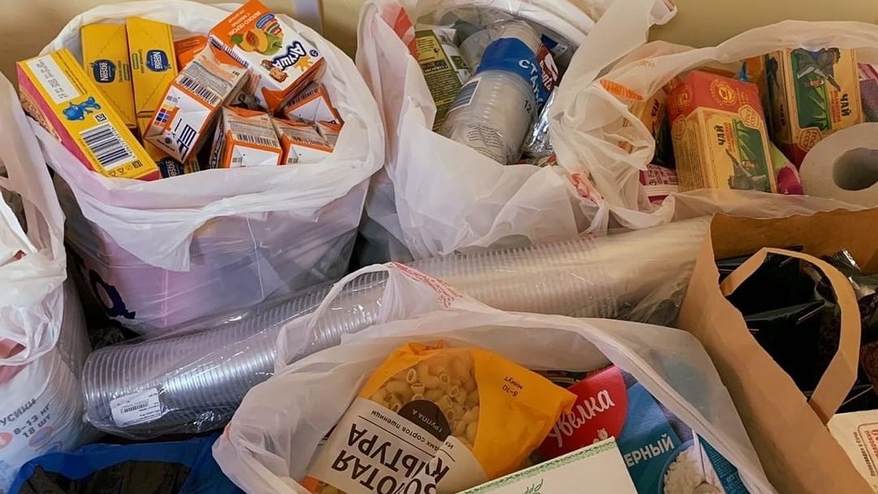 Главная картинка новости: В общественном центре Новороссийска собирают еду и вещи для беженцев