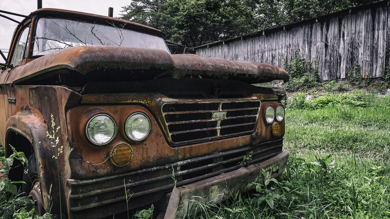 Главная картинка новости: За 2022 год с улиц Новороссийска убрали более 50 бесхозных авто