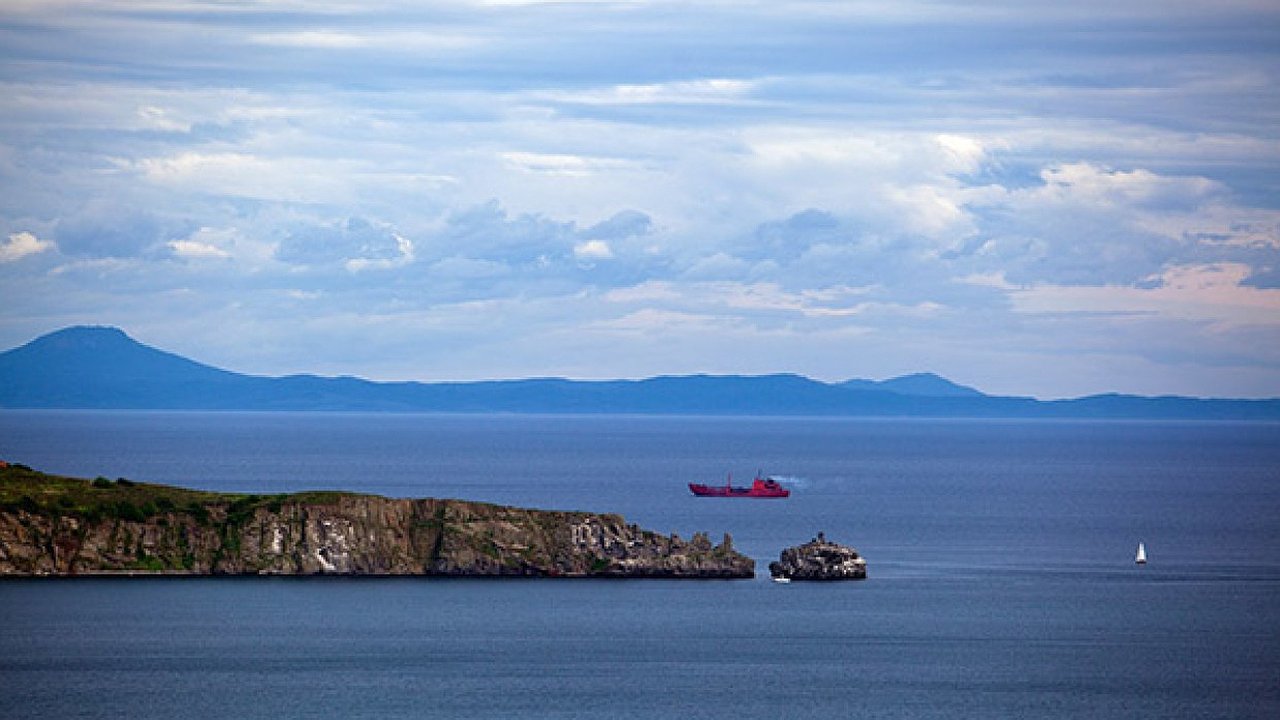 Главная картинка новости: "Самое сложное – не оглядываться и не провожать взглядом дорогих мне людей". Моряки рассказали о жизни и работе