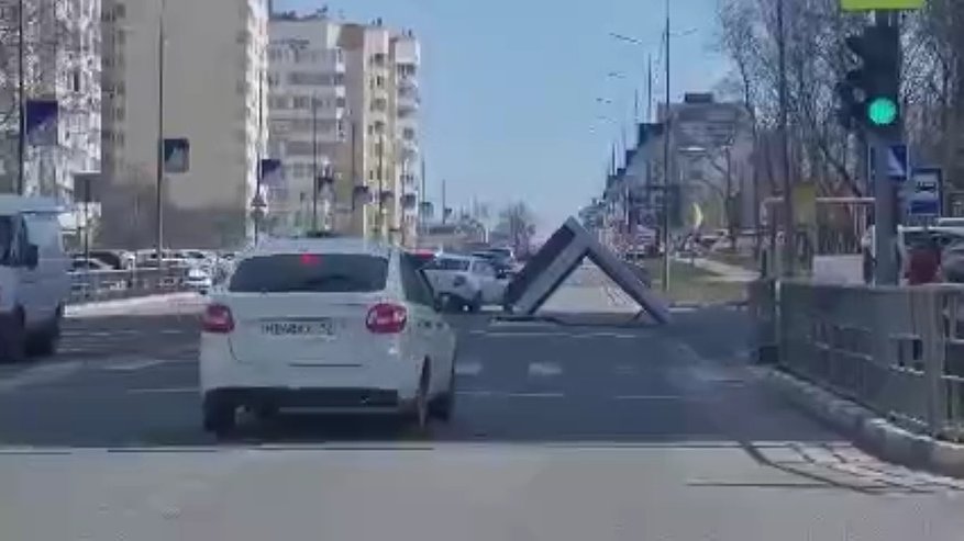 Главная картинка новости: Упавшие деревья и летающие остановки. Что натворил мартовский норд-ост в Новороссийске