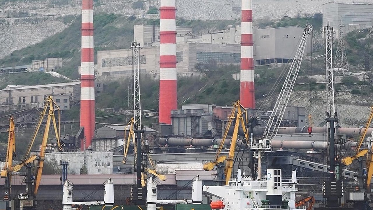 Главная картинка новости: В порту Новороссийска будут принимать паромы на 100 грузовых фур