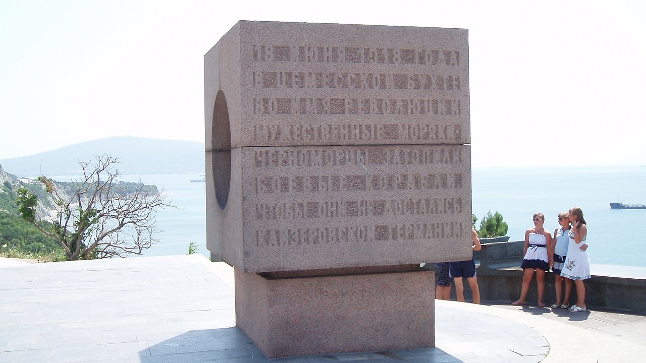 Главная картинка новости: Мэр взял на контроль ремонт памятника на выезде из Новороссийска