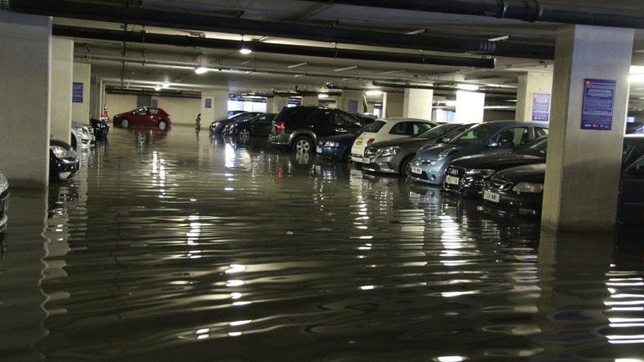 Главная картинка новости: Что делать владельцам автомобилей-«утопленников» в Новороссийске?