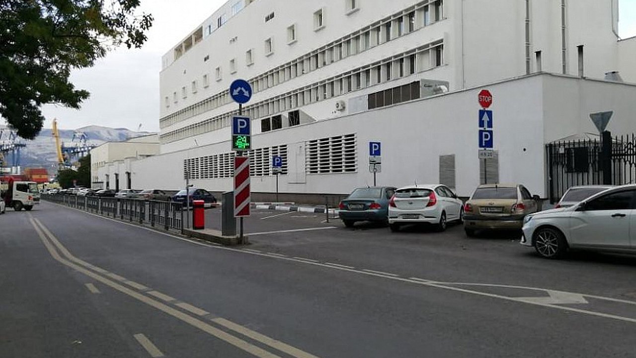 Главная картинка новости: Парковка для электромобилей в Новороссийске стала бесплатной