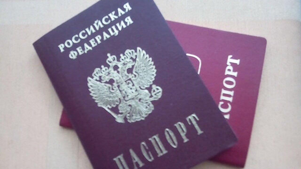 Главная картинка новости: У двух новороссийских чиновников обнаружилось двойное гражданство