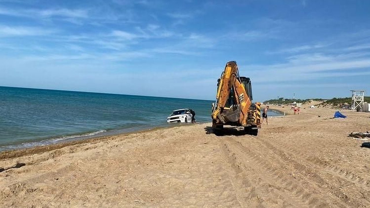 Главная картинка новости: На песчаном пляже под Анапой чуть не утопили внедорожник