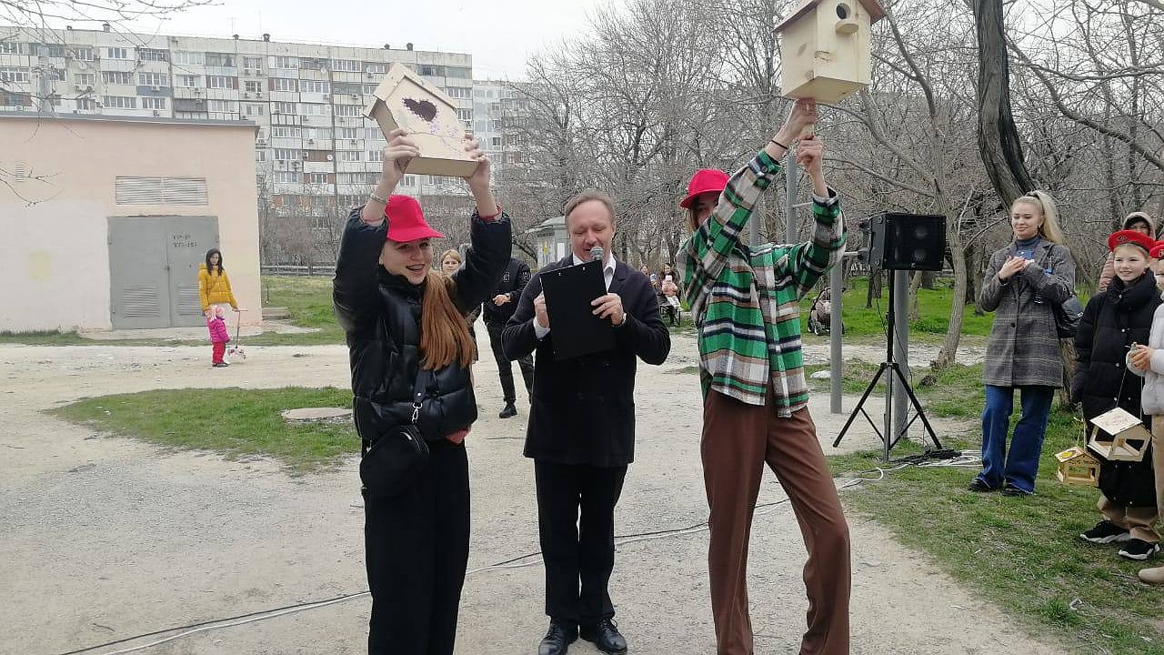 Главная картинка новости: В Пионерской роще новороссийские школьники развесили новые скворечники