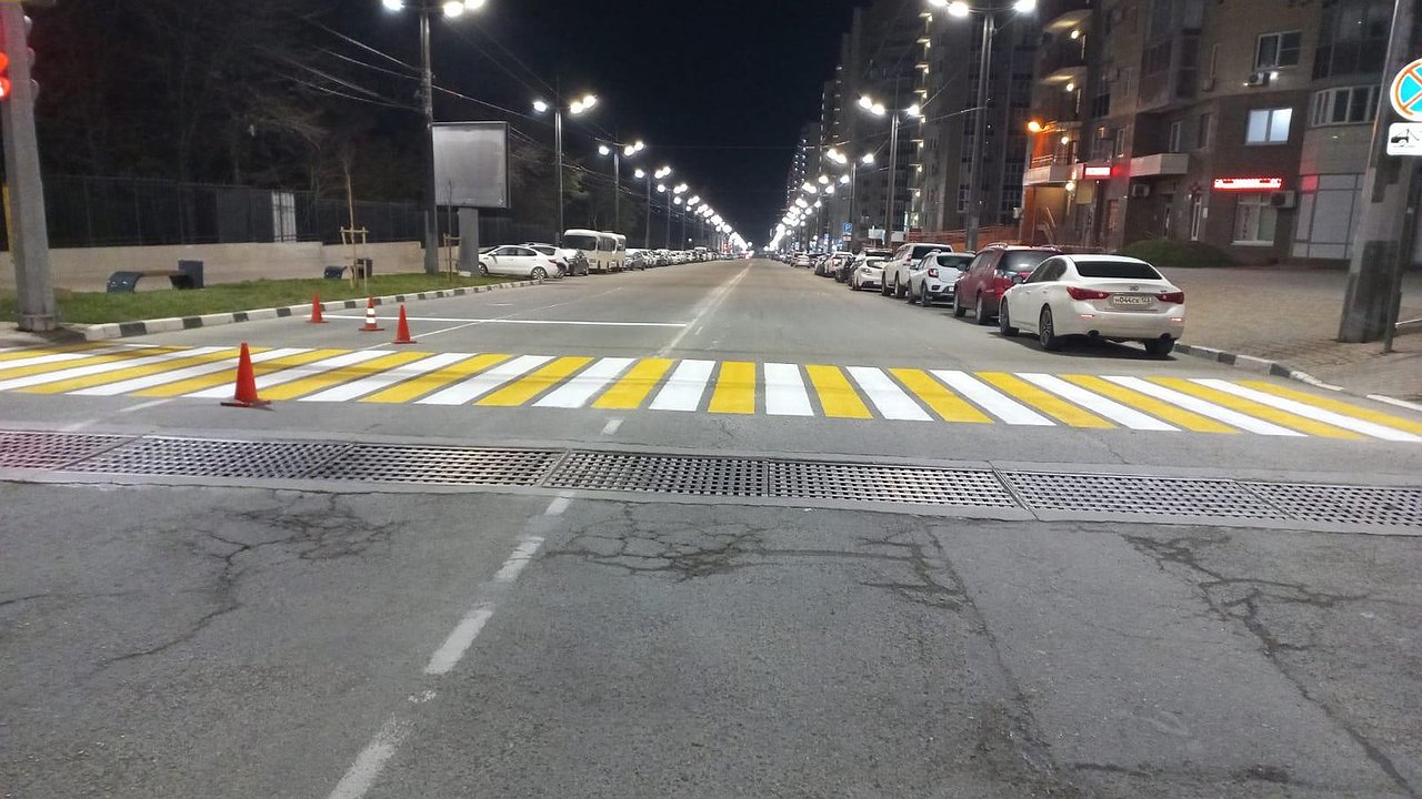 Главная картинка новости: Возле школ и детсадов Новороссийска обновили дорожную разметку